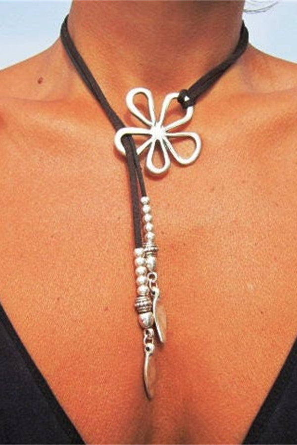 Bohemian Cutout Flower Clavicle Necklace